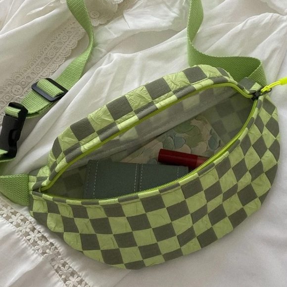 💙 Women’s Checkered Pattern Single Pocket Adjustable Strap Fanny Pack - Picture 4 of 5